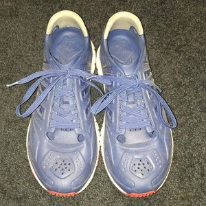 Crosskix tennis shoes with water release system